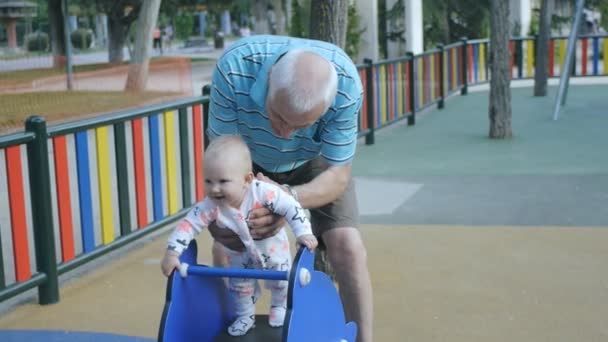 Bebê no parque infantil — Vídeo de Stock