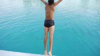 Genç havuz içine atlar