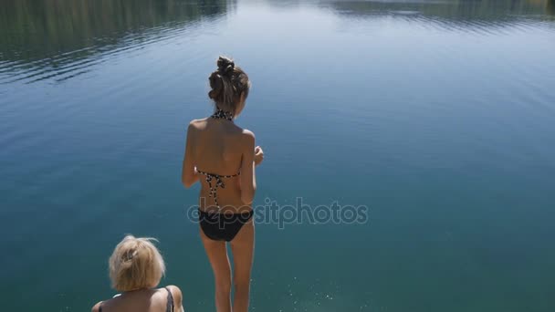 纤细的女孩跳进湖里的水 — 图库视频影像