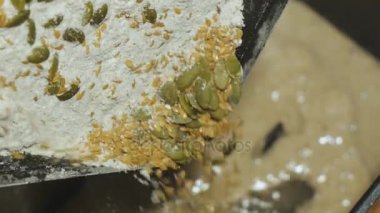Bütün çavdar kepekli ekmek hamur hazırlık