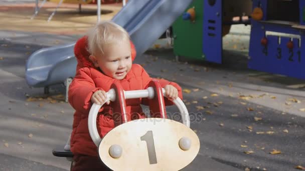 Bambino nel parco giochi — Video Stock