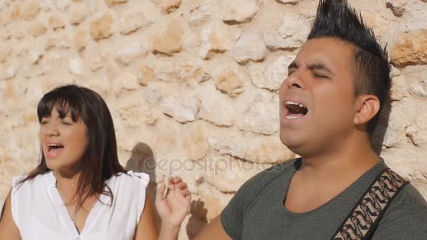 Donna e uomo cantano una canzone con una chitarra — Video Stock