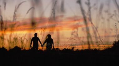 Siluet çift yürüme