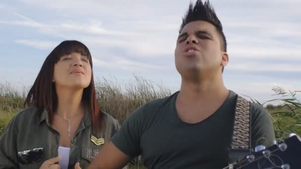 Femme et homme chantent une chanson avec une guitare — Video