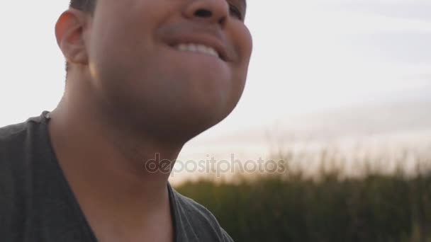 Mujer y hombre cantan una canción con una guitarra — Vídeo de stock