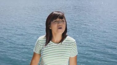 Mavi Göl arka plan üzerinde kadın şarkıcı.