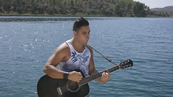 Un homme chante une chanson avec une guitare — Video