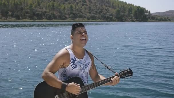 Un homme chante une chanson avec une guitare — Video