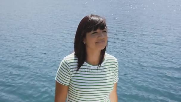 Cantora feminina em fundo lago azul . — Vídeo de Stock