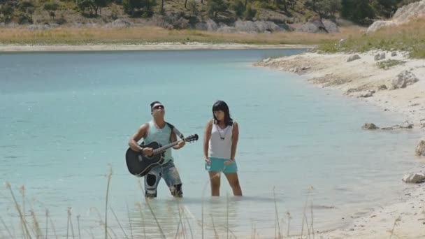 Manliga och kvinnliga sångare sjunga en låt med en gitarr — Stockvideo