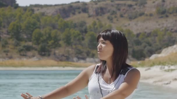 Cantante sobre fondo azul lago . — Vídeos de Stock