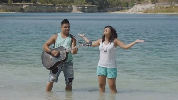 Cantantes masculinos y femeninos cantan una canción con una guitarra — Vídeos de Stock