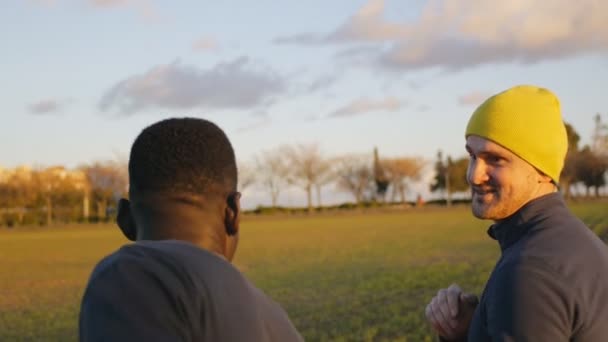 Entrenamiento de boxeo con entrenador al aire libre. Primer plano de los combatientes que luchan en un campo al atardecer. El entrenador muestra la defensa de una técnica de golpe . — Vídeo de stock