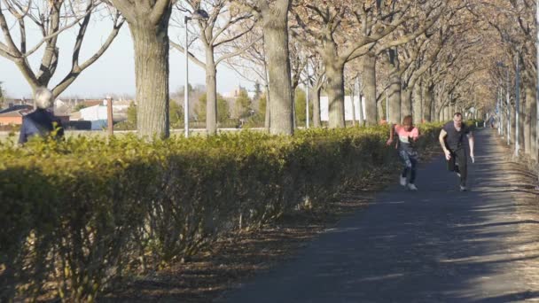 Zwei Männer wetteifern beim Laufen um eine kurze Distanz. Schwarzer gewinnt vor Kaukasier. — Stockvideo