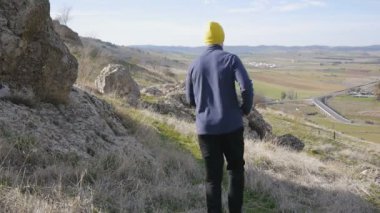Egzersiz açık havada. İki erkek ve kadın sonbahar veya ilkbahar engebeli arazi koşu. İz çalışan.