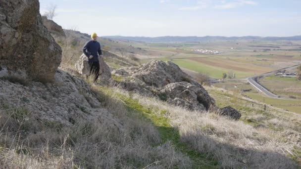 Entrenamiento con entrenador personal al aire libre. Dos hombres y una mujer trotando sobre terreno áspero en otoño o primavera. Sendero corriendo . — Vídeos de Stock