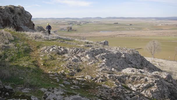 Entrenamiento al aire libre. Dos hombres y una mujer trotando en cámara lenta sobre terreno áspero en otoño o primavera. Sendero corriendo . — Vídeos de Stock