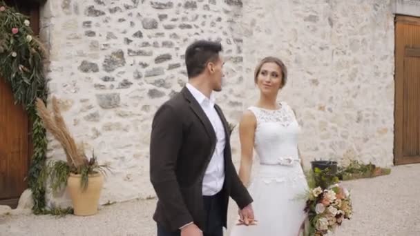 Ritratto di coppia internazionale appena sposata . — Video Stock
