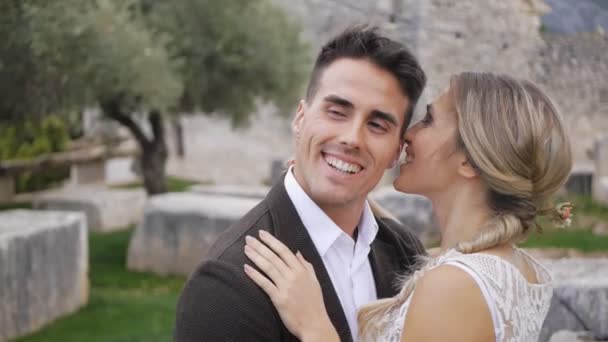 Portrait de couple international qui vient de se marier . — Video