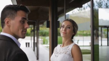 Genç ve çekici bir kadın evin yakınındaki bir adama bakıyor..