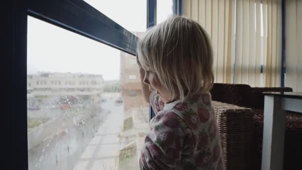 Gyerek játszik tisztító ablak. — Stock videók