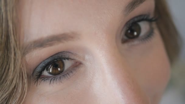 Los ojos de la joven atractiva . — Vídeos de Stock