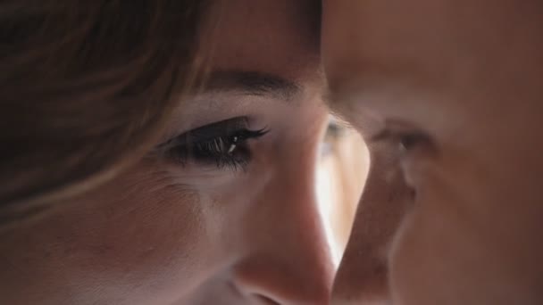 Homme et femme touchent le front .