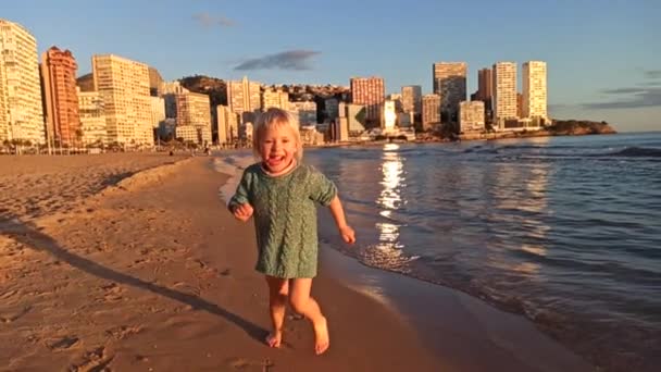 Kleine Mädchen haben Spaß beim Barfußlaufen am Stadtstrand. — Stockvideo