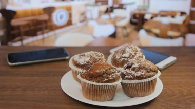 Eller dört muffins beyaz bir tabağa alın.