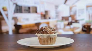 Yakın çekim, muffin üzerinde beyaz krema sıkma