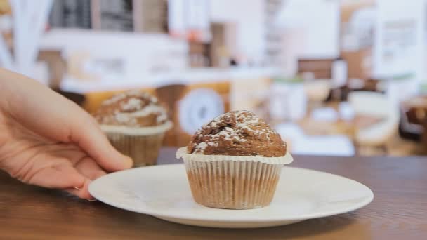 Sprzedawca daje muffin dla odwiedzających, zbliżenie — Wideo stockowe