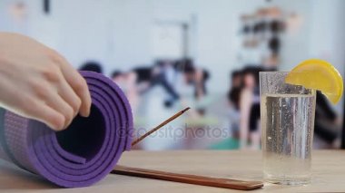 Yoga, Pilates, grup çalışmaları bir kız eğitimden sonra suyu içer.