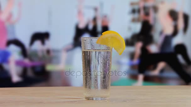 Allenamento yoga, pilates, bicchiere con acqua e limone — Video Stock