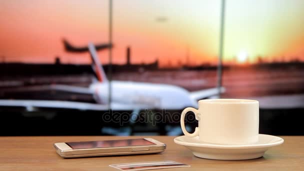 Warme koffie bij de luchthaven, gadgets, Take-off vliegtuig — Stockvideo