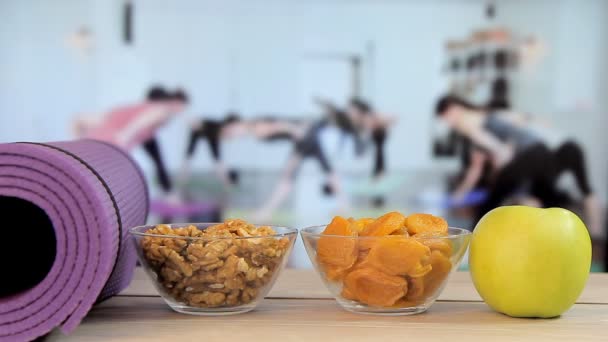 Comida saudável com ioga, Pilates, aula de Yoga — Vídeo de Stock