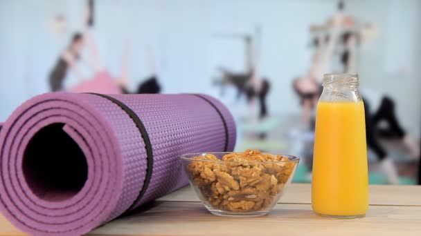 Note di alimentazione con yoga, Lezione di yoga — Video Stock