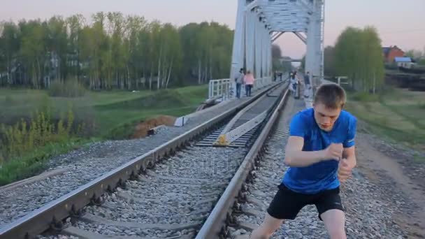 Junger Mann, Schattenboxen auf Outdor, Sonnenuntergang — Stockvideo