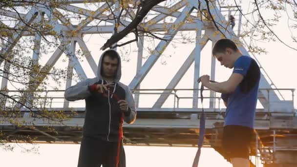 Açık havada, boks Handwraps bandaj üzerinde iki boksörler — Stok video