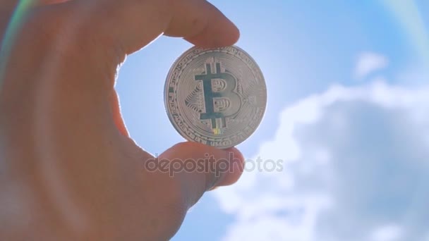 Bitcoin auf sonnigem Hintergrund — Stockvideo
