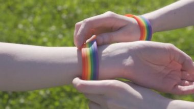 bir bilezik Lgbt sembolleri ile koyarak
