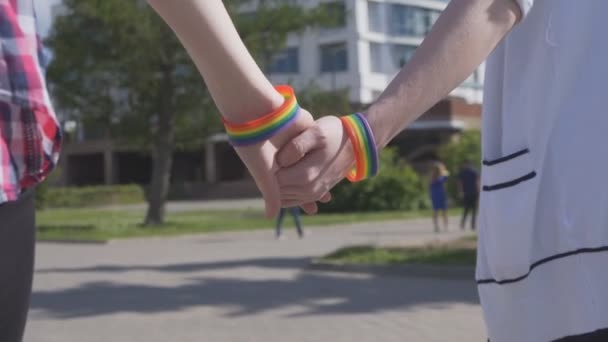 Händchenhaltend laufen die Mädchen durch die Stadt — Stockvideo