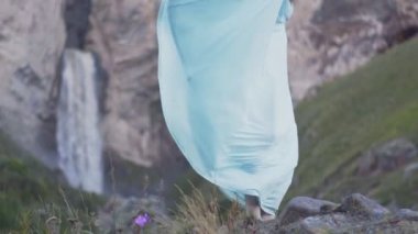 şelale karşı çırpınan elbise