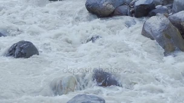 Um rio de montanha áspero entre pedras — Vídeo de Stock