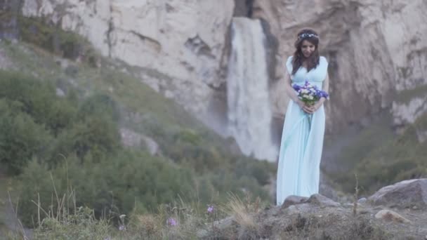 在瀑布背景的礼服的黑发女孩 — 图库视频影像