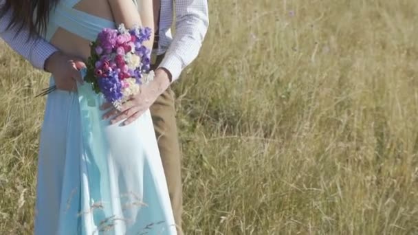 화창한 날에 세련 된 커플의 손에 있는 꽃의 꽃다발 — 비디오