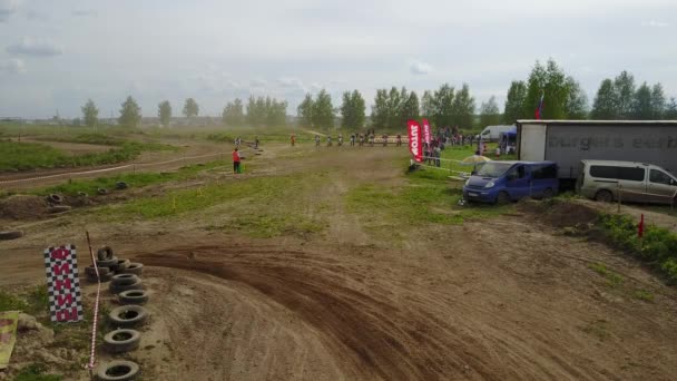 Iwanowo, Russland-12. Juli 2017: Motocross-Fahrer starten — Stockvideo