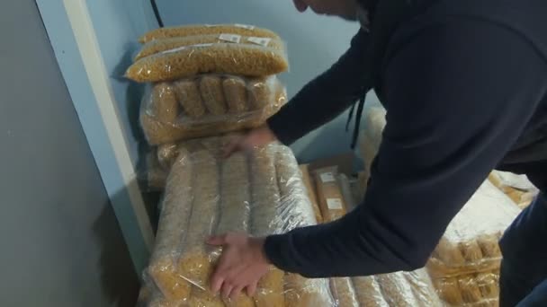 Arbetaren stapling spaghetti väskor — Stockvideo
