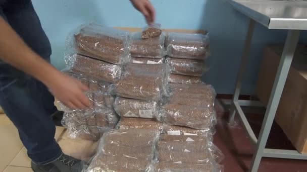 Embalagem de empilhamento de trabalhador com trigo mourisco — Vídeo de Stock