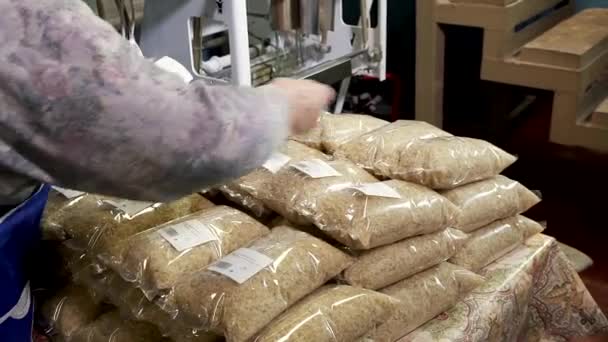 Нанесение наклеек на упаковки с рисом — стоковое видео