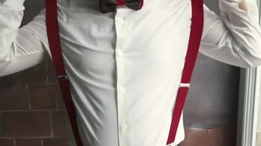 genç bir adam parantez düzeltir